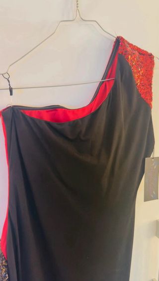 Vestido de fiesta asimétrico rojo y negro