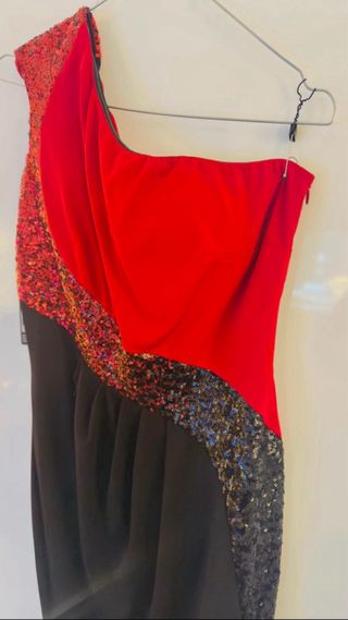 Vestido de fiesta asimétrico rojo y negro