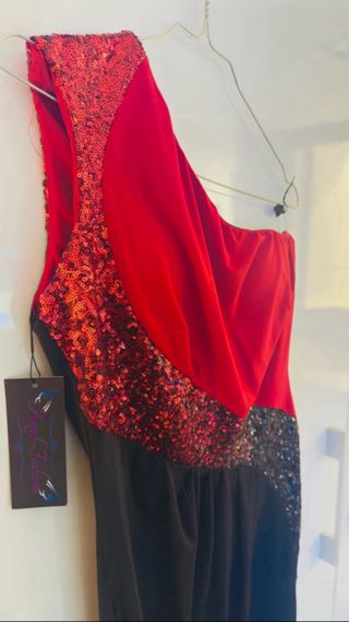 Vestido de fiesta asimétrico rojo y negro