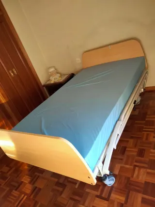 Cama articulada con colchón antiescaras