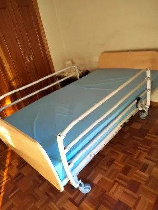 Cama articulada con colchón antiescaras