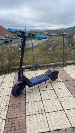 Patinete Eléctrico Azul y Negro
