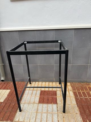 Mesa y taburete metálico negro