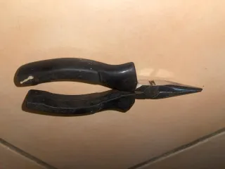 Pinze a becco lungo con manico nero