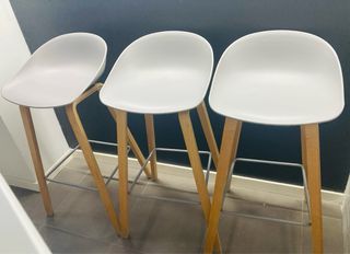 Conjunto Mesa alta cocina  y tres taburetes gris