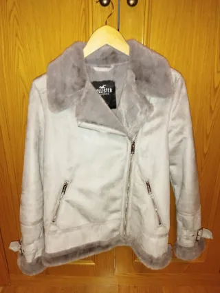 Abrigo Hollister gris con borreguito