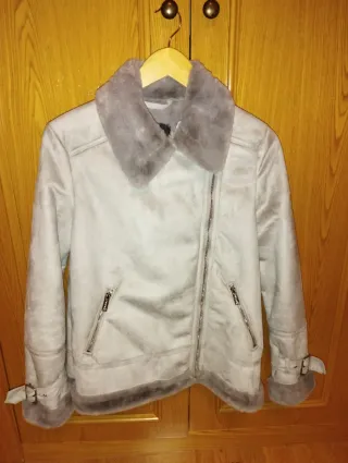 Abrigo Hollister gris con borreguito