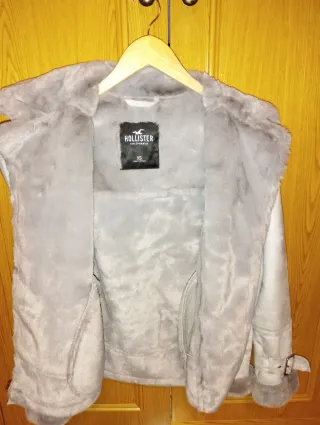 Abrigo Hollister gris con borreguito