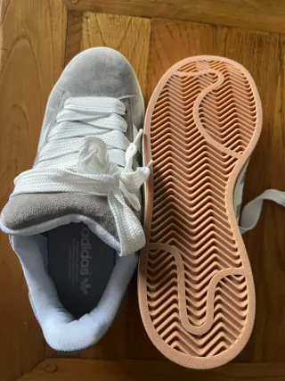 Zapatillas Adidas Grises y Blancas