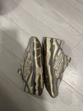 Zapatillas ASICS Beige y Marrón