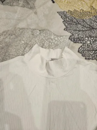 Blusa floral morada y blanca