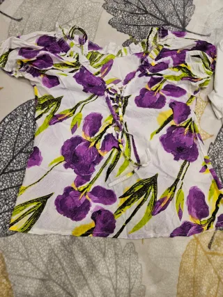 Blusa floral morada y blanca