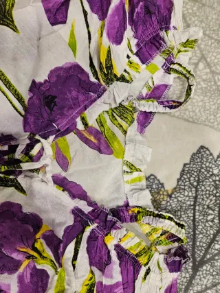 Blusa floral morada y blanca