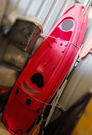 Kayak rojo con remo