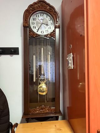 Reloj de pie de madera