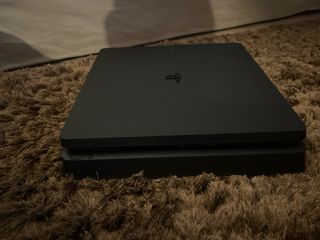 PS4 (PlayStation 4) con GTA V y mandos