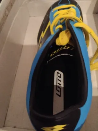 Botas de fútbol Lotto Negras y Azules