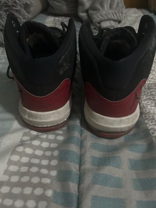 Zapatillas Jordan Negras y Rojas