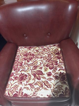 Sillón de piel y tela estampado