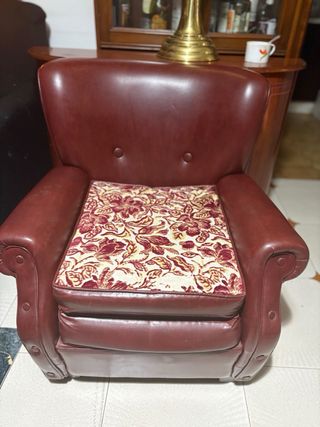 Sillón de piel y tela estampado