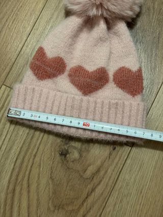 Gorro corazones y pompón rosa