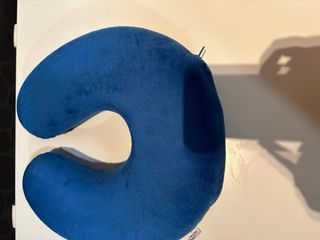 Cojín de viaje azul de forro polar