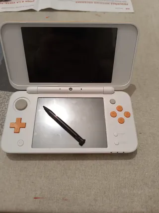 Nintendo 2DS XL Arancione e Bianca