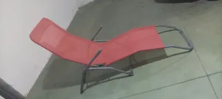 Hamaca de jardín roja y gris.