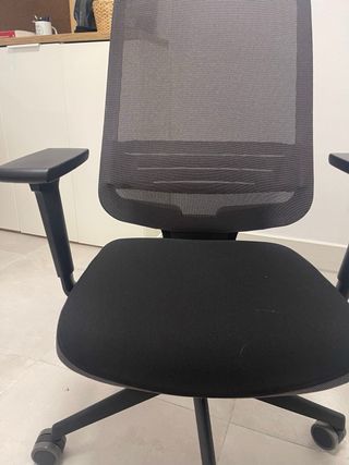 Silla de oficina ergonómica negra