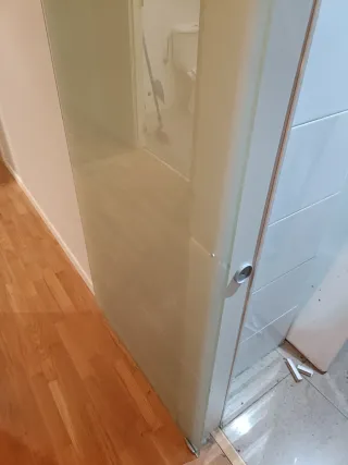 Puerta corredera de cristal esmerilado