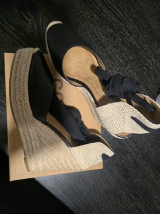 Sandalias de piel con plataforma. COMO NUEVAS