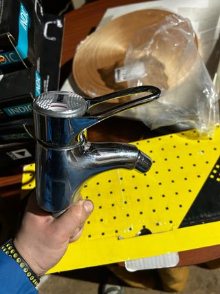 Grifo de metal plateado