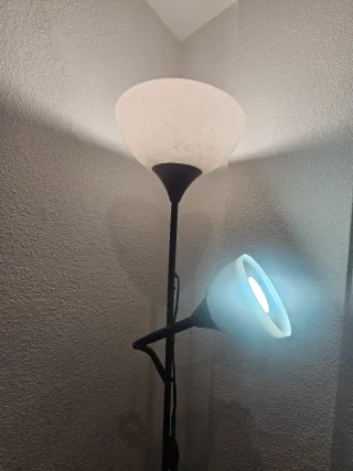 Lámpara de pie IKEA con luz superior y brazo