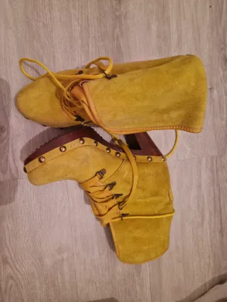 Stivali alti gialli con lacci