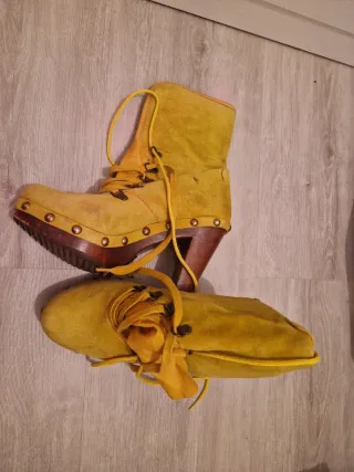 Stivali alti gialli con lacci