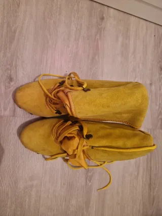 Stivali alti gialli con lacci