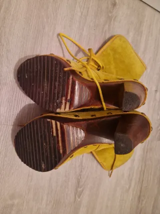 Stivali alti gialli con lacci