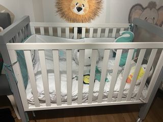 Cuna de bebé blanca con luz nocturna