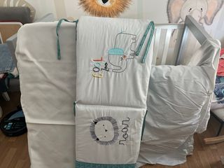 Cuna de bebé blanca con luz nocturna