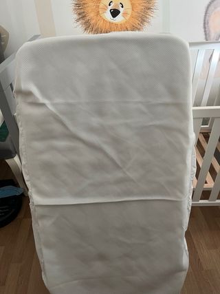 Cuna de bebé blanca con luz nocturna