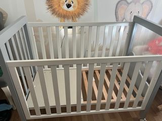 Cuna de bebé blanca con luz nocturna