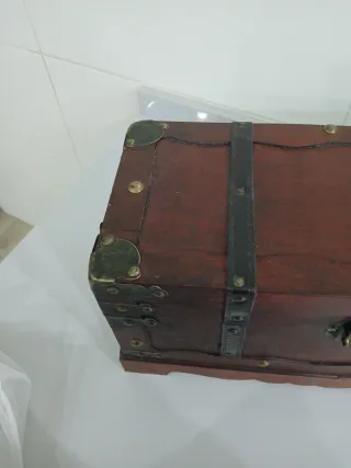 Cofre de madera grande con detalles metálicos