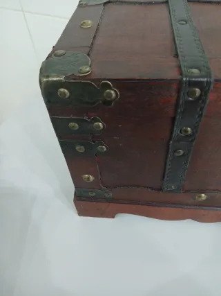 Cofre de madera grande con detalles metálicos