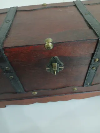 Cofre de madera grande con detalles metálicos