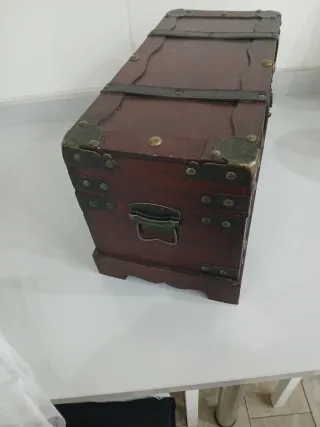Cofre de madera grande con detalles metálicos