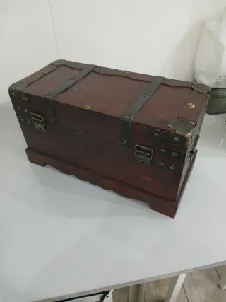 Cofre de madera grande con detalles metálicos