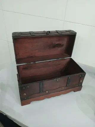 Cofre de madera grande con detalles metálicos