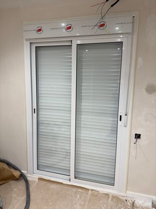 Balconera aluminio 2 hojas con persiana