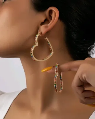 CON ETIQUETA. Pendientes corazones multicolor