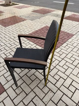 Silla de terraza negra y madera